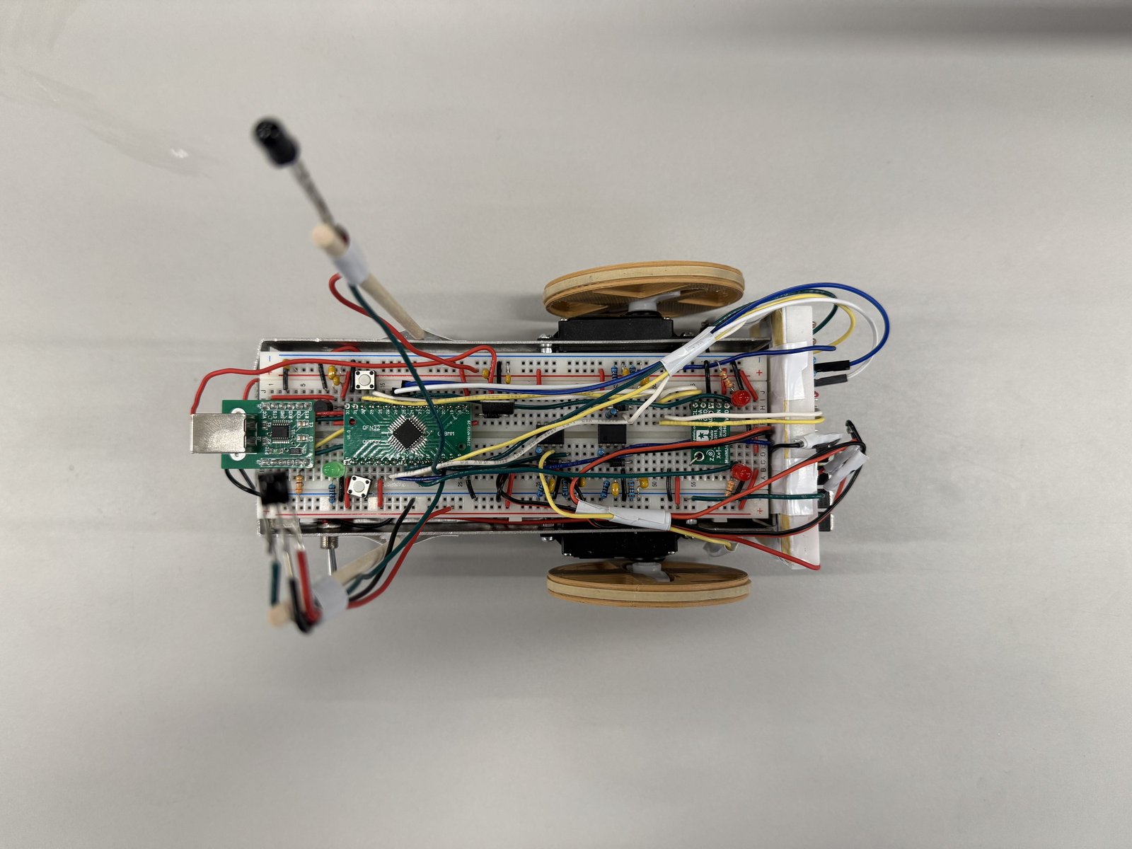 Top-down view of the La Voiture robot showing PCB, motors, and sensor layout